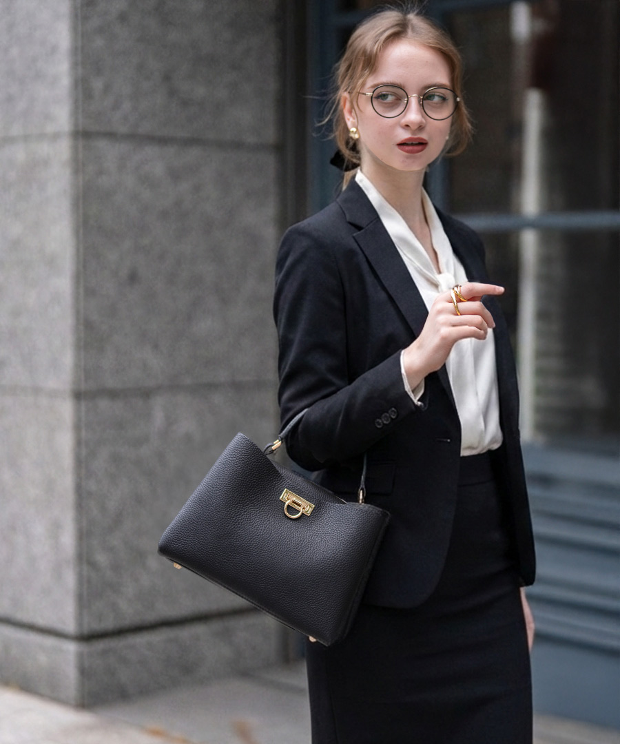 バッグを持つモデル