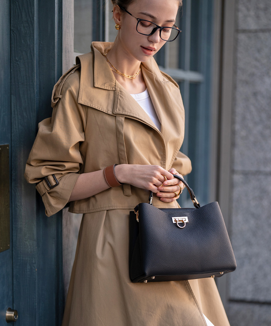 バッグを持つモデル